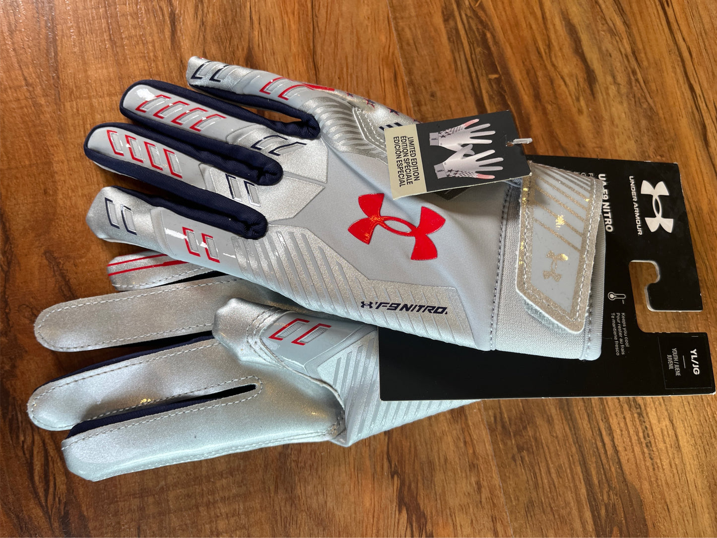 Under Armour Youth F9 Novelty Football Receiver Gloves - Silver/Red, Large