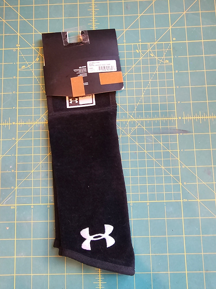 Under Armour Low-Bulk Football Towel - Black