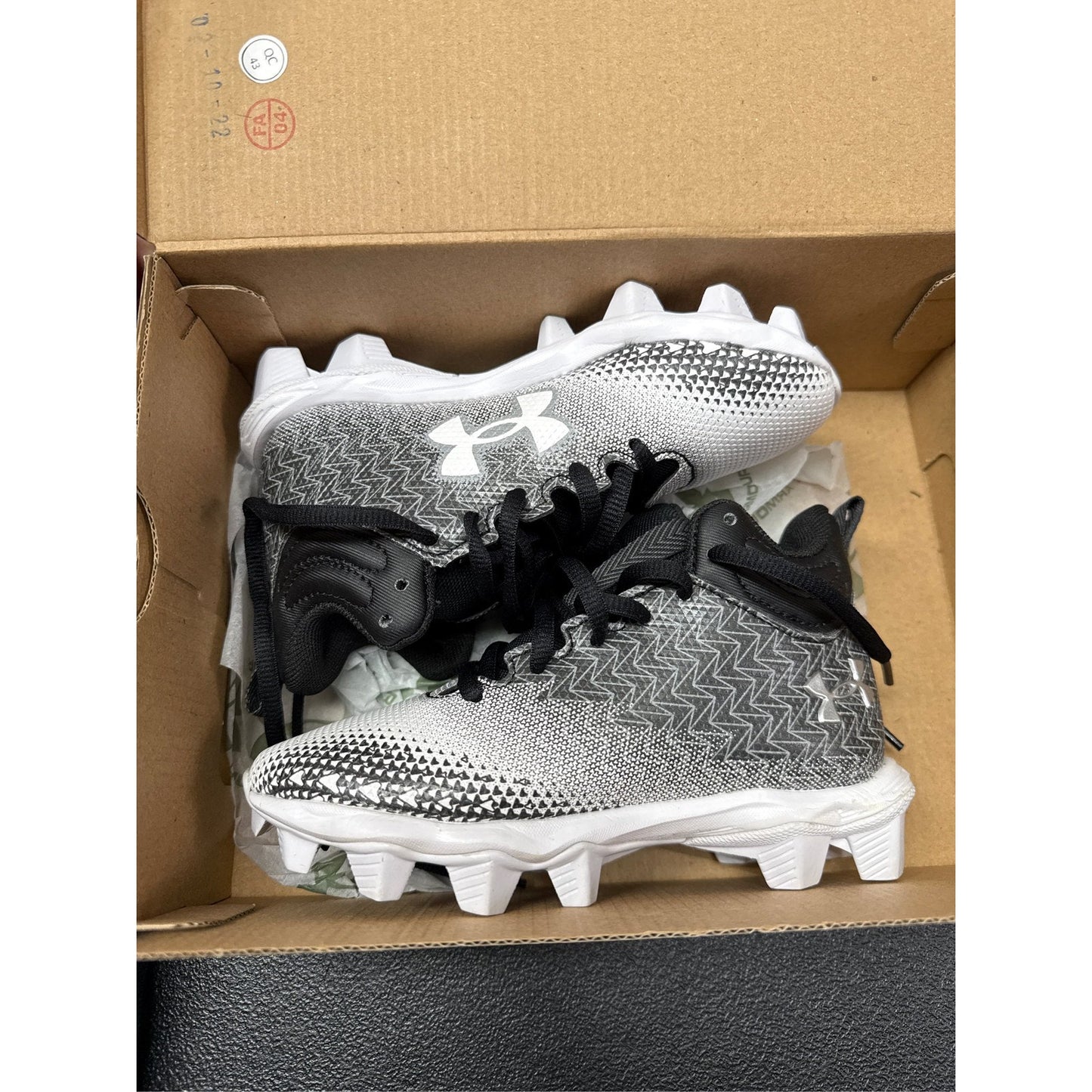 Under Armour Kids' Spotlight Franchise 3 Mid RM Football Cleats, 12Y