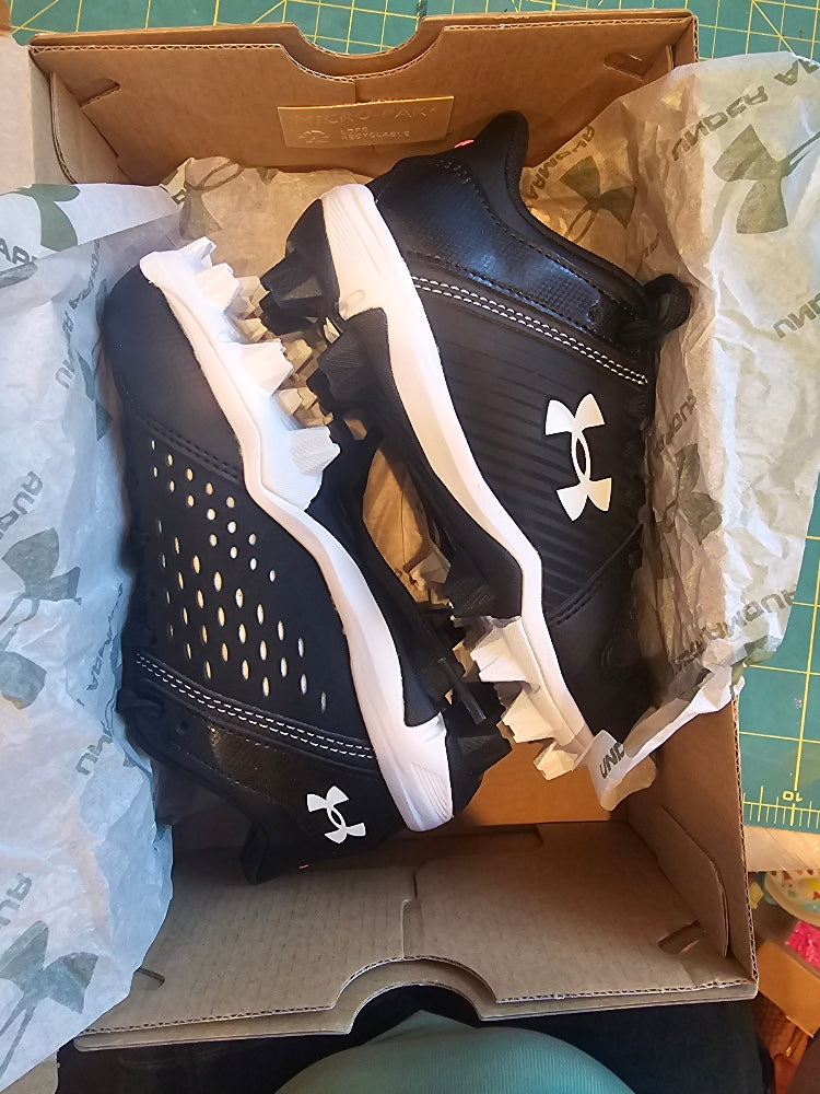 Under Armour Kids' Leadoff Low RM Jr. Baseball Cleats - Black/White, Size 11