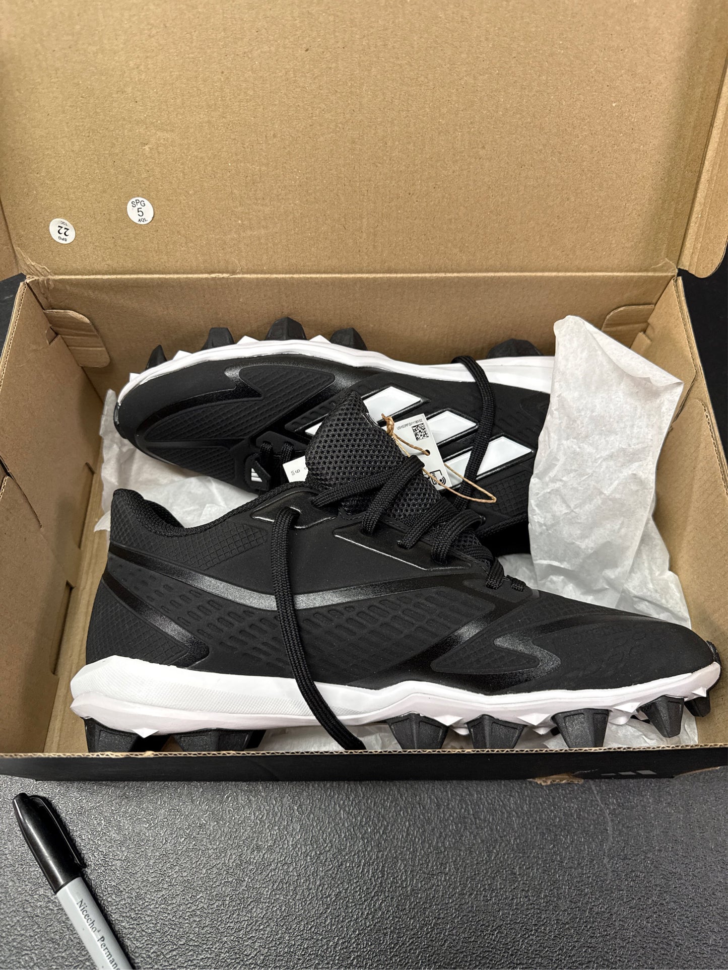 Adidas Men's Icon 8 MD Baseball Cleats - Breathable, Durable Size 9