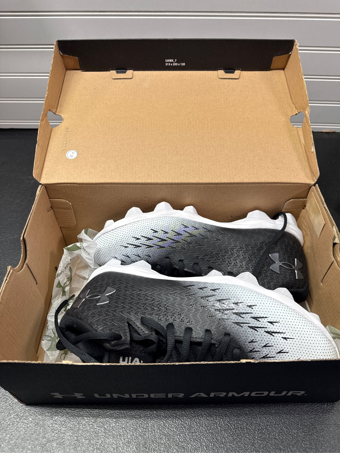 Under Armour Mens Spotlight Franchise 4.0 RM Football Cleats, Size 7