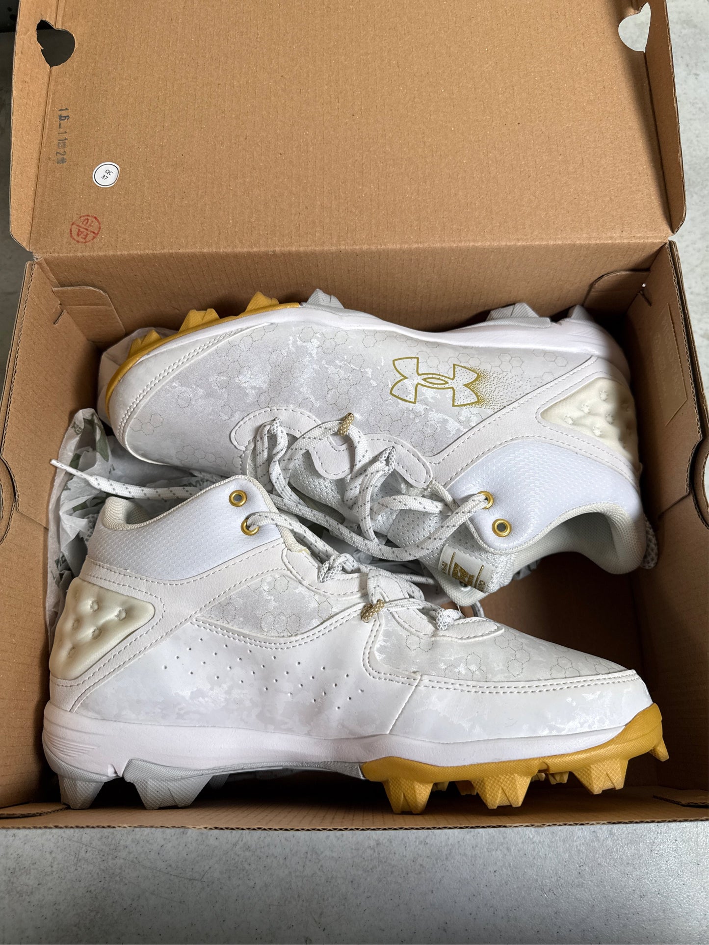 Under Armour Men's Harper 8 Mid RM Baseball Cleats - White/Gold, Size 7