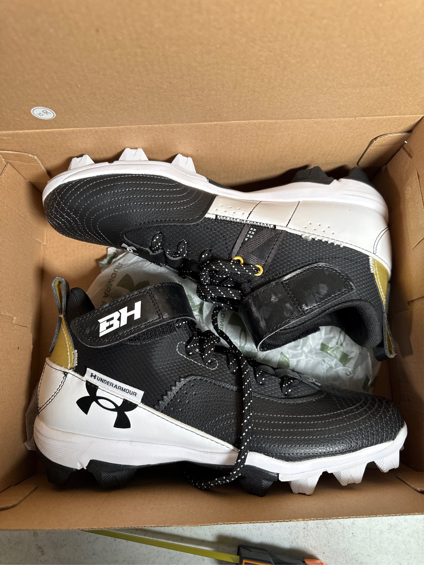 Under Armour Men's Harper 7 RM Baseball Cleats - Black/White, Size 6.5